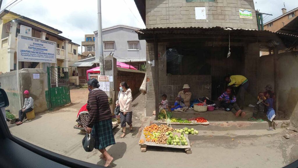 Vendeuse de légumes au bord de la route à Tana