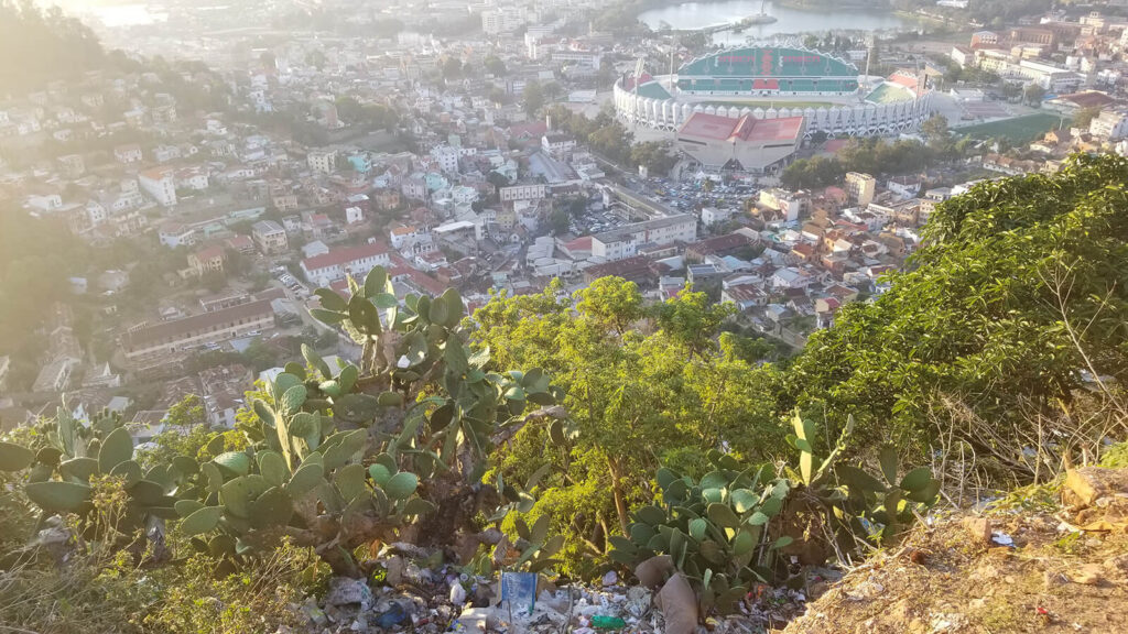 Vue du stade Mahamasina à Tana avec ordures au premier plan