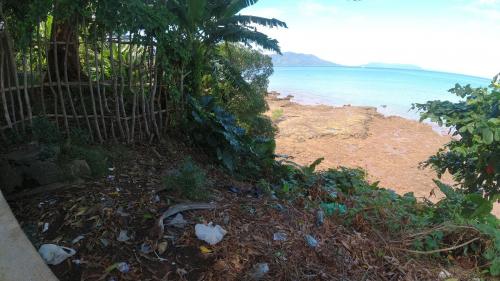 Ordures derrière corniche, Hell-Ville