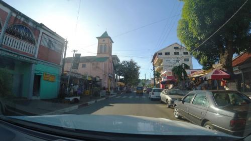 Artère principale à Hell-Ville