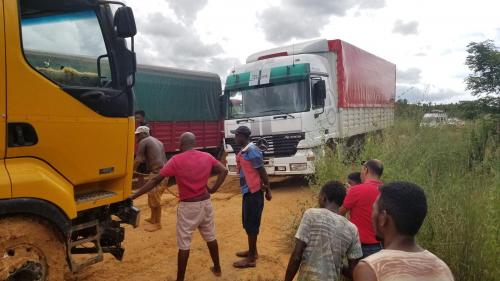 Un camion en tire un autre pour le désembourber
