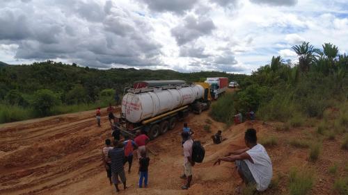 Personnes observant des camions embourbés sur la RN6