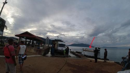 6h du matin, en attente du débarquement d'un camion et de notre traversier, port de Nosy Be